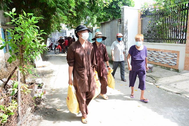 Continuing to support people in need in the Covid-19 pandemic of Hoang Phap Pagoda (series 2)